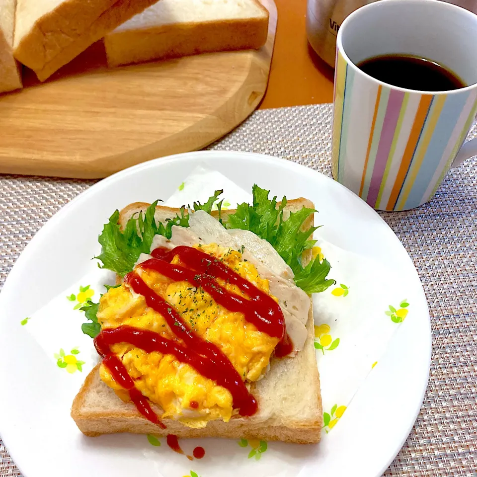 Snapdishの料理写真:サラダチキンと卵のオープンサンド✨|オレンジまゆゆさん