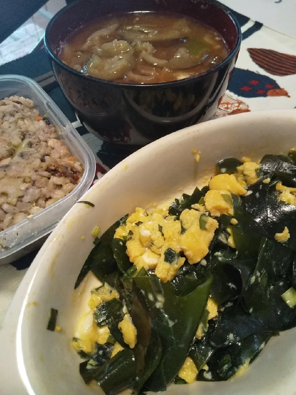 今日のお昼ごはん
※炒り卵とわかめのニラ醤油
※茄子とネギとみょうがのお味噌汁
※鶏ブロッコリーの炊き込みご飯|れあMIXさん