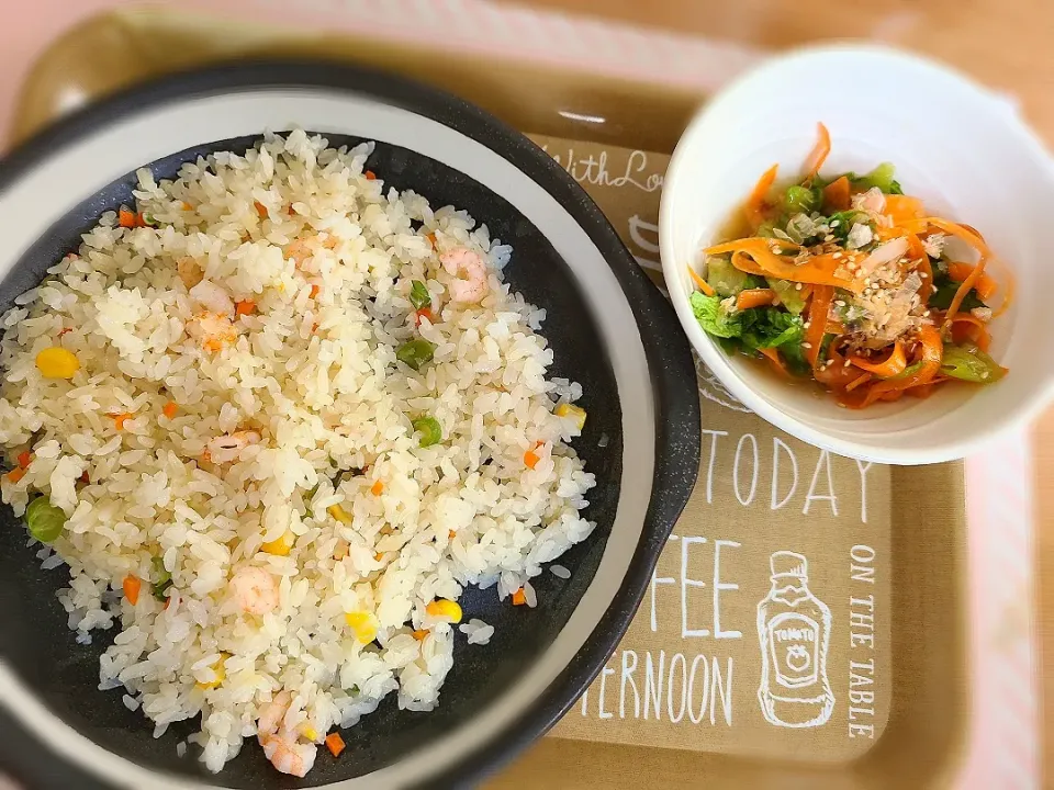 ～今日のお昼は手抜きday～
冷凍エビピラフと人参レタスマリネ😋|みぽりん♪さん