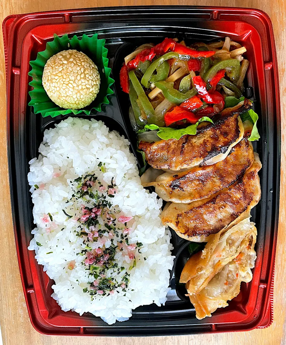 青椒肉絲餃子弁当|るみおんさん