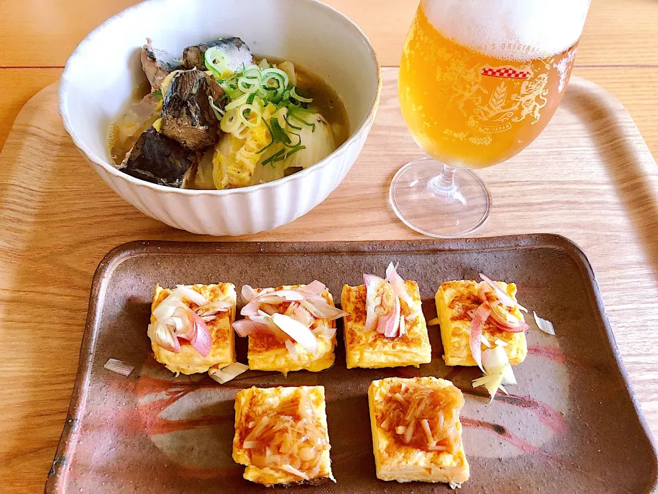 夕飯は鯖缶と白菜の炊いたん。厚焼き卵に茗荷、なめ茸のせたん😊🍺|海斗さん