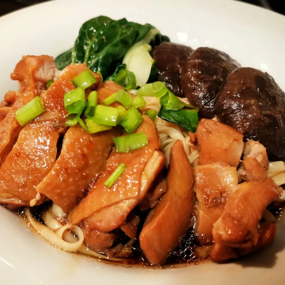 Snapdishの料理写真:サンドラ リー's dish Soy Braised chicken noodles|サンドラ リーさん