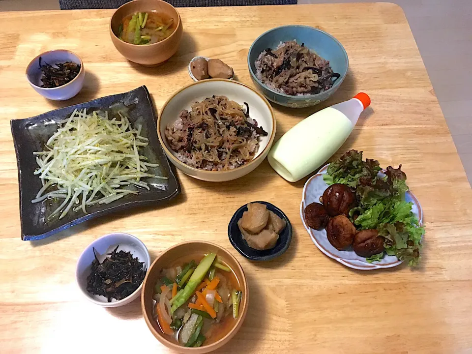 黒木耳と糸こんにゃく入りカサマシ牛丼❤️もやしの磯辺バタぽん炒め、ひじき煮、里芋の煮物、アスパラの赤出汁お味噌汁、大分土産の椎茸と柚子胡椒マヨ。|さくたえさん