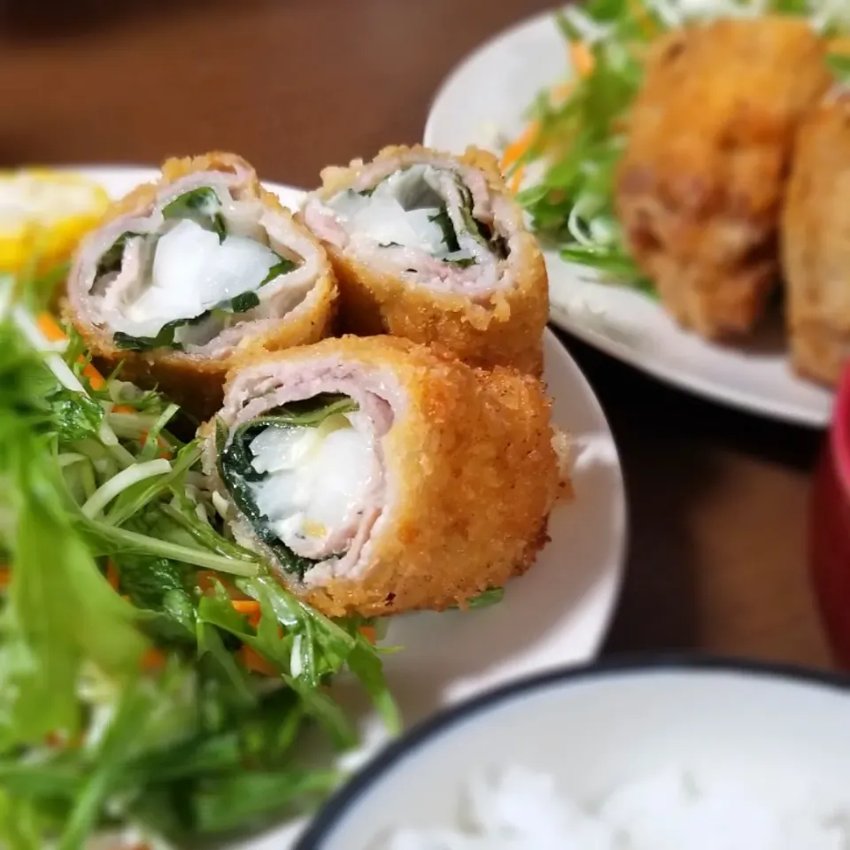 夕食◎豚バラの青ジソチーズ巻き新玉ねぎver🐽|しょちちさん