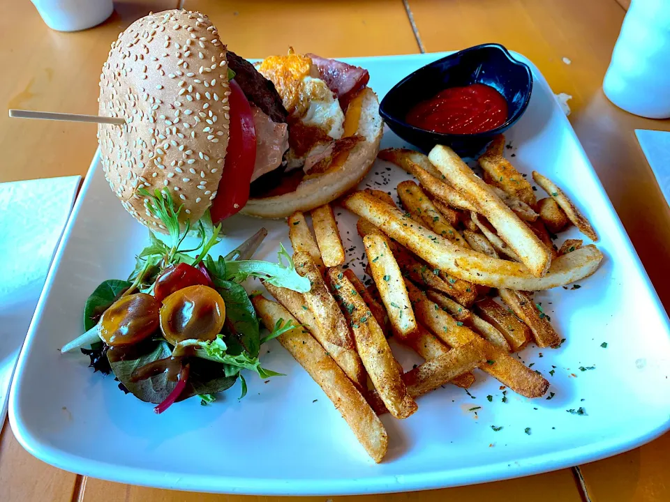 Double cheese home made beef burger with fried egg, bacon, Cajun french fries and mesclun salad|skyblueさん