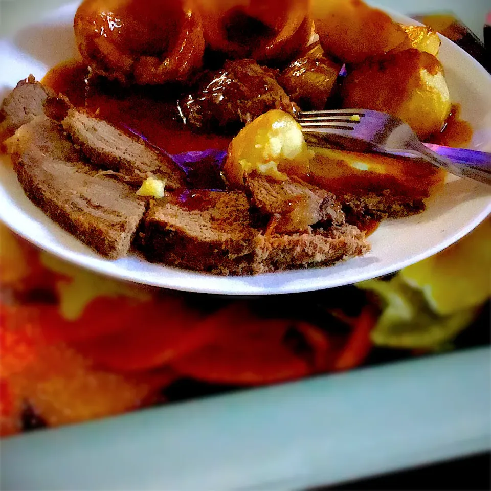 Roast beef with roast potatoes and Yorkshire puddings.|FoodAddict123さん