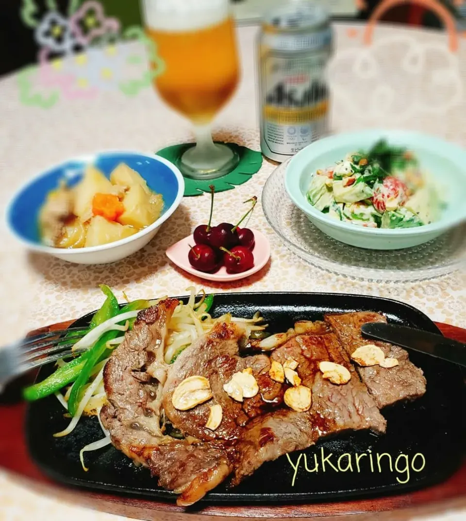 昨夜の晩ごはん🌃🍴
サーロインステーキ🥩
トマトとアボカドのみそマヨサラダ🥗
肉じゃが|yukaringoさん