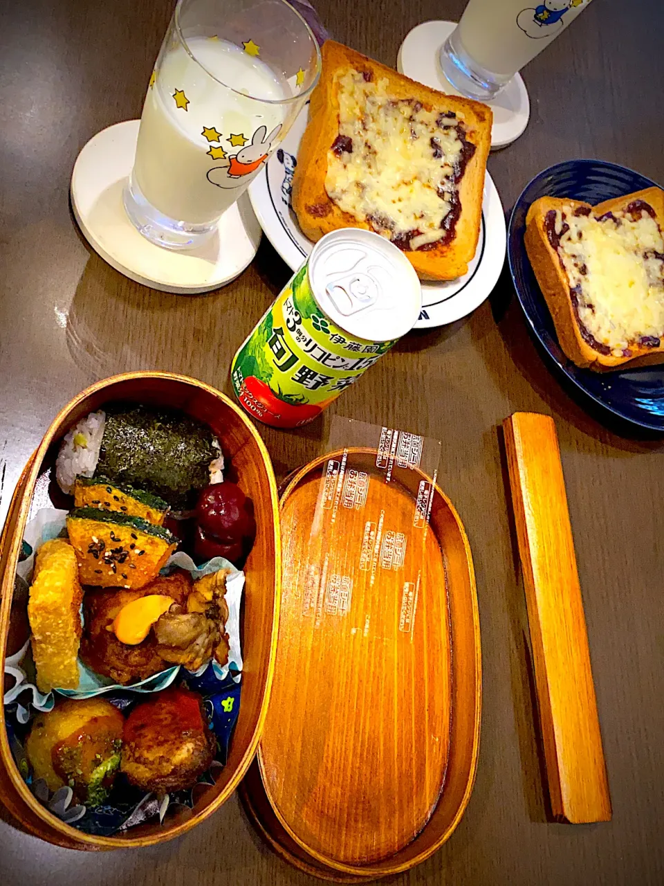 Snapdishの料理写真:お弁当🍱　十六穀ごはんのおにぎり　焼き海苔　舞茸ロースト　出汁醤油　カボチャ素揚げ　胡麻塩　チーズポテト　チリガーリックシーズニング　フライドチキン　オーロラ辛ソース　ハンバーグ　トマトソース　たこ焼き　ソースマヨ青海苔　アメリカンチェリー　野菜ジュース　麦茶　ミルク　ボロネーゼソースのチーズトースト|ch＊K*∀o(^^*)♪さん