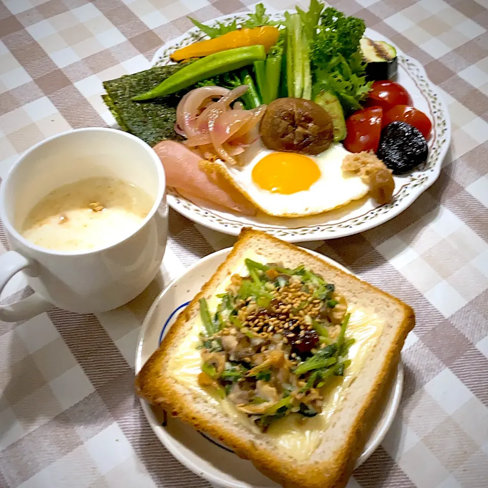 今日の朝ごはん♪豆乳と米粉のホワイトソースで★切り干し大根と干し菊芋と春菊のグラタン風チーズトースト|riko30294さん