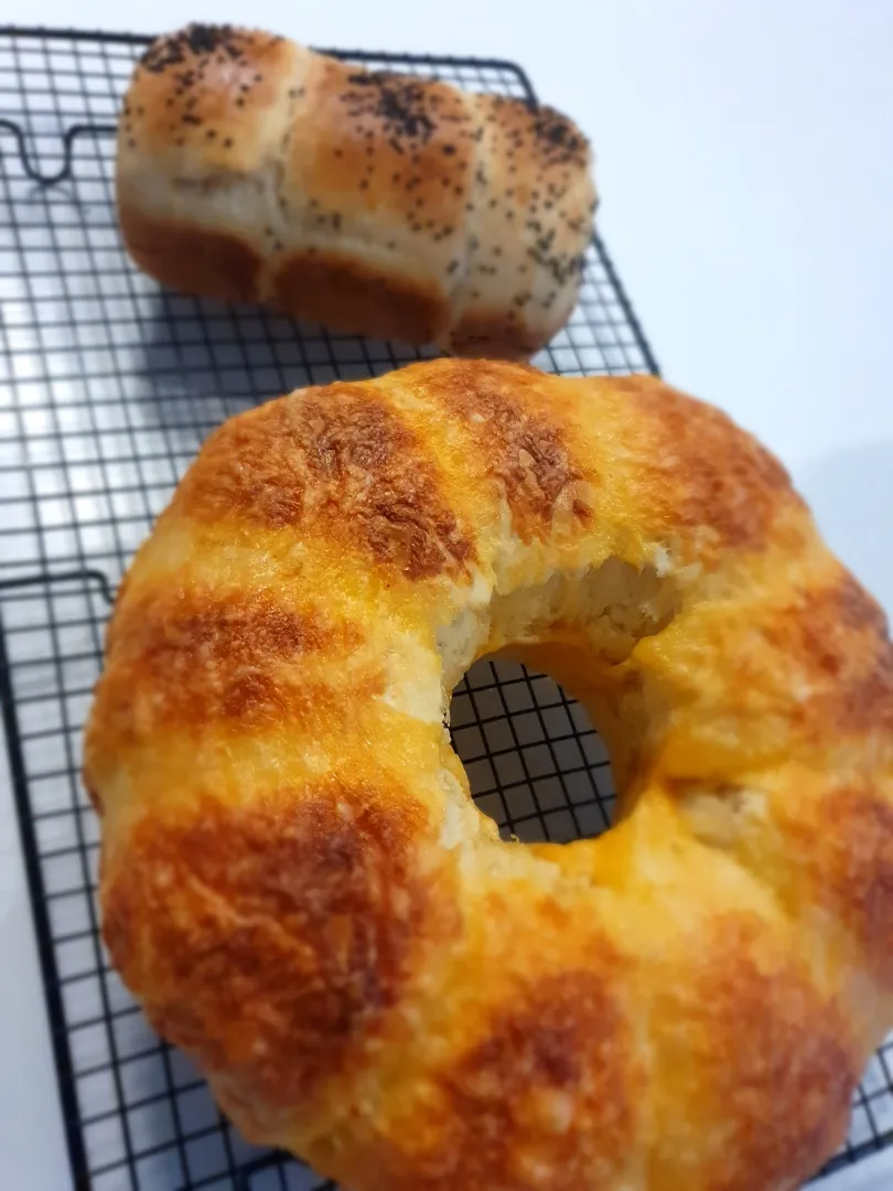 Crown shape cheese brioche and sesame buns|YCさん