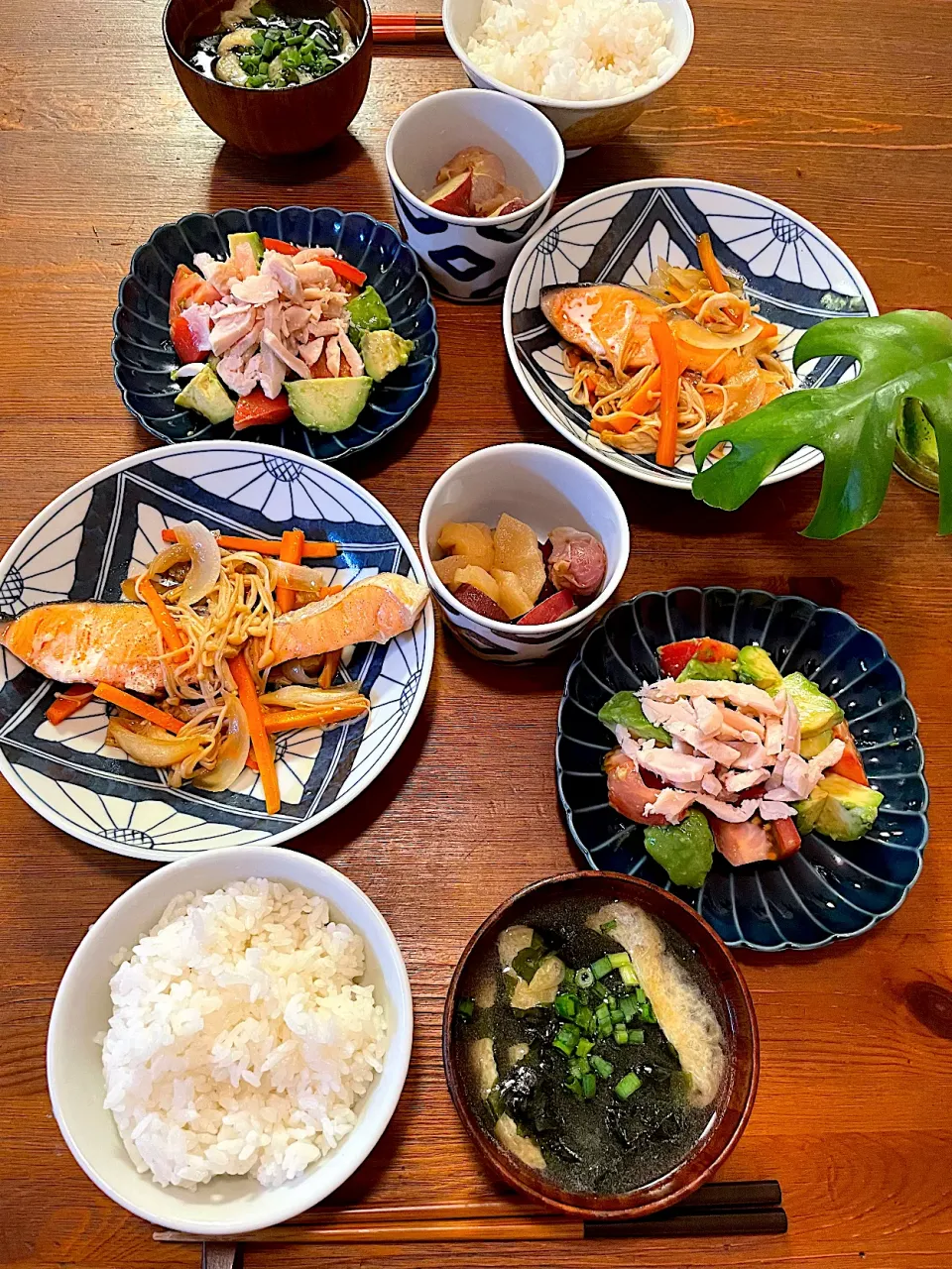 鮭と野菜のポン酢で重ね煮、さつまいもとりんごの重ね煮、わかめとお揚げのお味噌汁、胸ハムとアボカドとトマトのサラダ|ＭＡＲＵＥ家の食卓さん