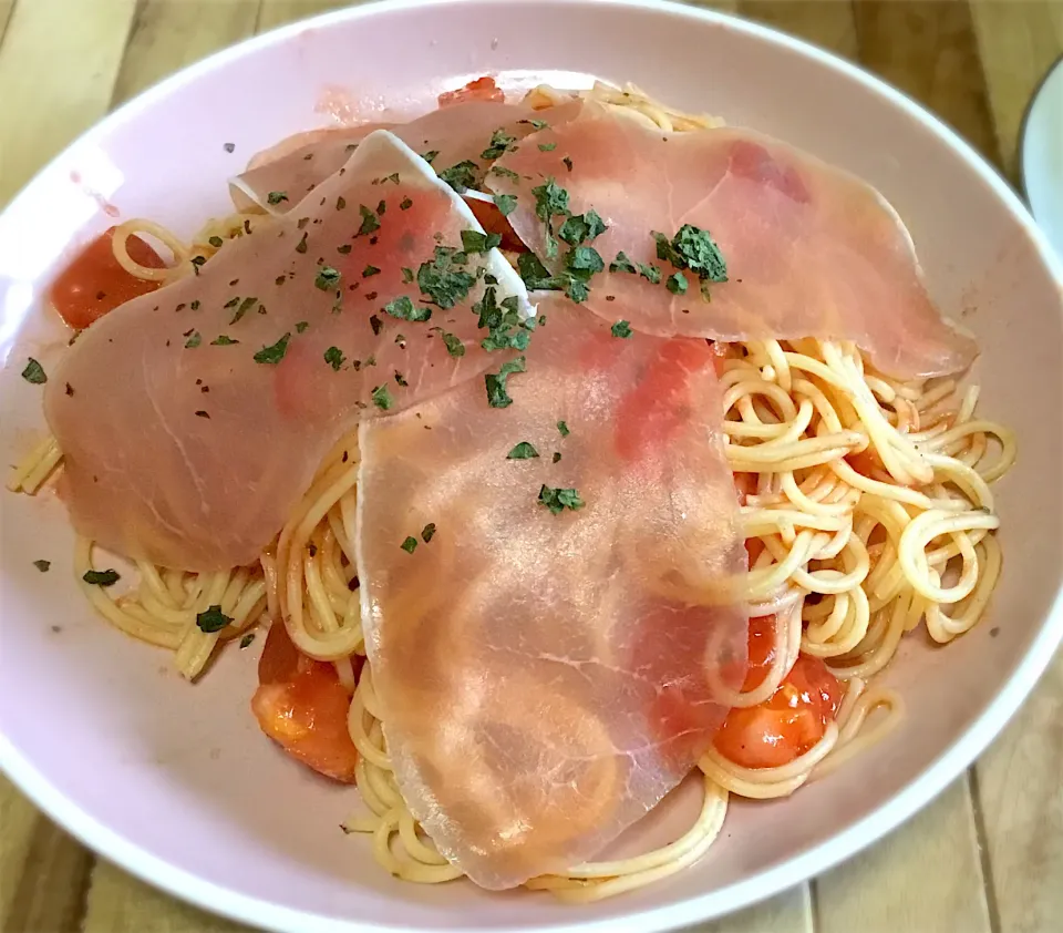 生ハムとトマト🍅ソースの冷製パスタ🍝|みずはらさん