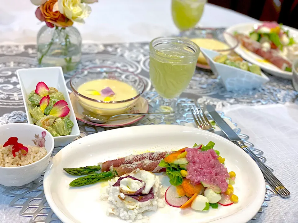 6月2日のローズの日のDinnerは鯛のばら形がメイン🌹何もかもにばらの花びらをトッピング🌹🌹🌹|Seikoさん