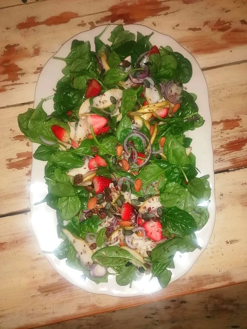 Baby Spanish and Strawberry Salad with Pear|Lee Marvinさん