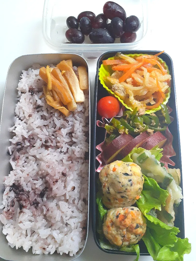 Snapdishの料理写真:☆中学生弁当☆黒米入りごはん、大根漬け、切干大根、ミニトマト、無限ピーマン、薩摩芋蜂蜜レモン煮、ニラチヂミ、ひじき入りつくね、種無しぶどう|ｼｮｺﾗさん