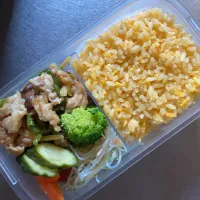 Snapdishの料理写真:たまごチャーハン弁当。残りご飯をたまごチャーハン。おかずはタスカジさんの作り置き。チンジャオロース、春雨サラダ、ぬか漬け。調理時間15分|koharubentoさん