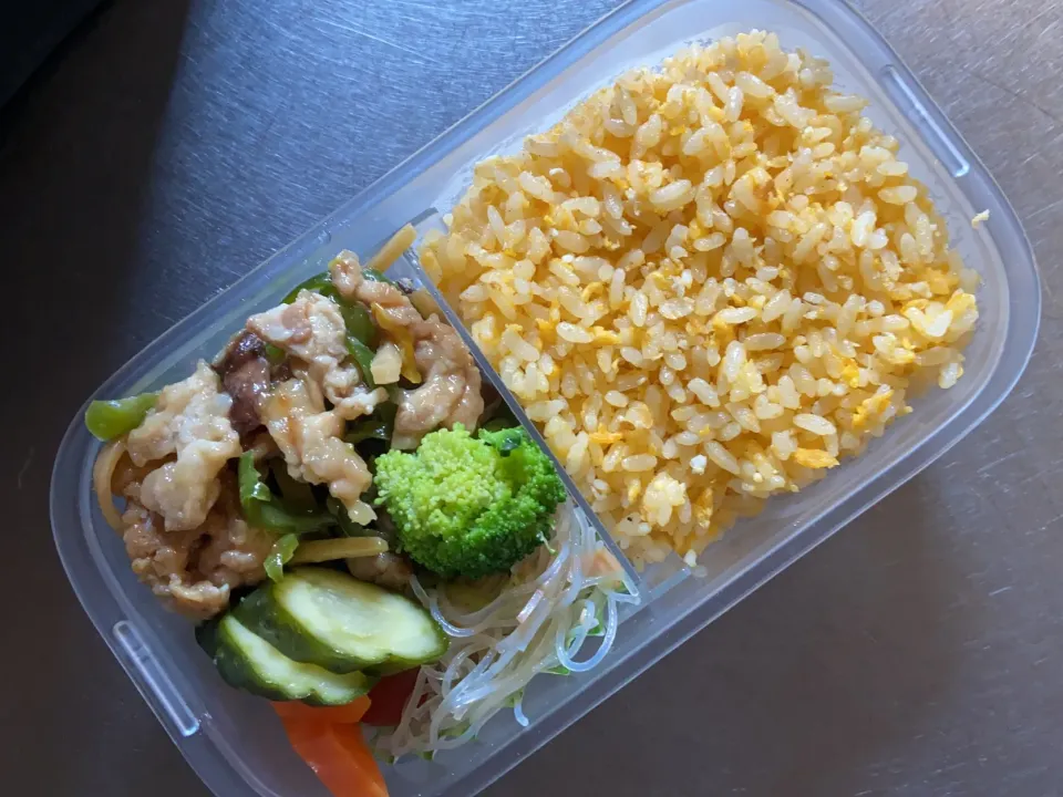 Snapdishの料理写真:たまごチャーハン弁当。残りご飯をたまごチャーハン。おかずはタスカジさんの作り置き。チンジャオロース、春雨サラダ、ぬか漬け。調理時間15分|koharubentoさん