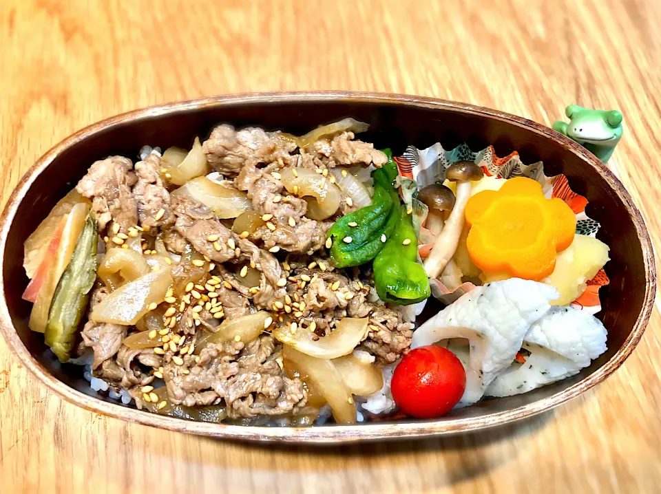 サラ弁　　　　　　　　　　　　　　　　　　牛丼　煮物（ししとう・じゃがいも・人参・しめじ）シソ竹輪|じゅんさんさん