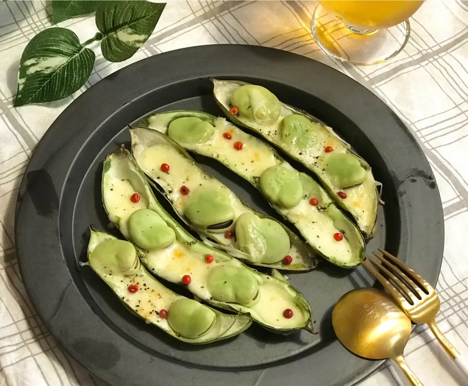 Snapdishの料理写真:そら豆のチーズ焼き🧀|てんのすけさん