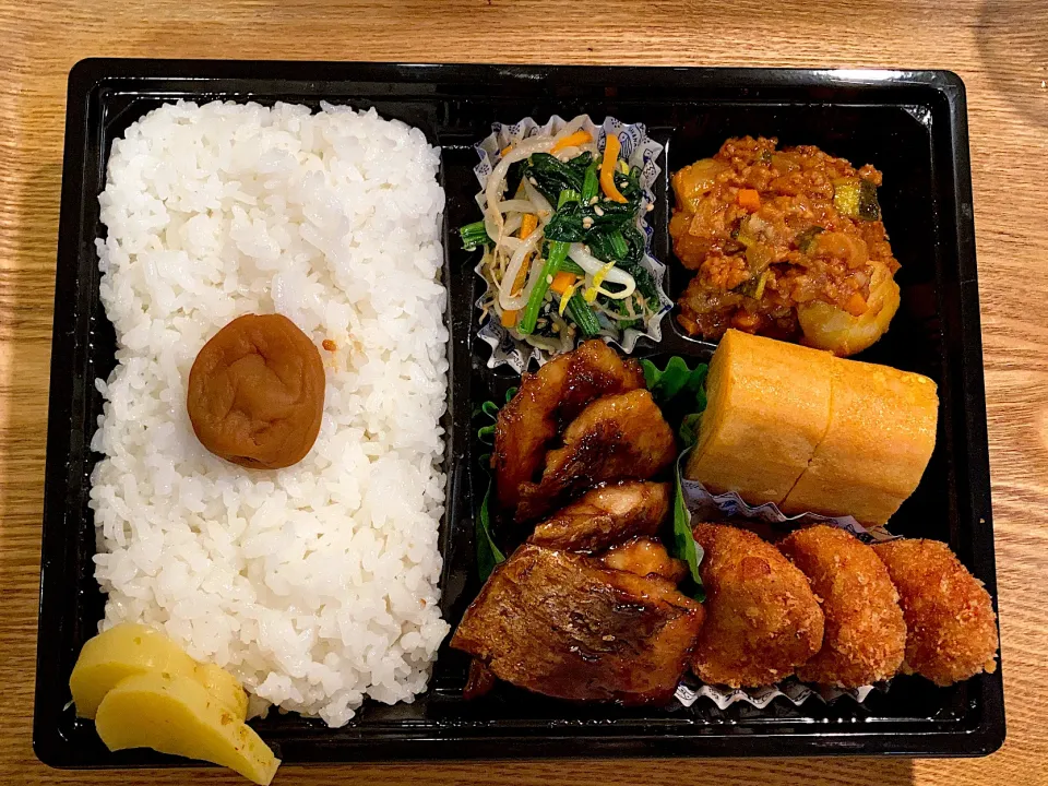 アジ蒲焼　ヒレカツ　ほうれん草ナムル　じゃがいもミートソース　弁当|あぐりさん