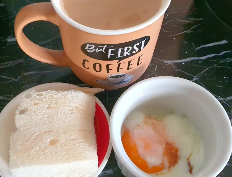 Simple Breakfast 💁‍♀️🤗🏠
Steamed bread with butter + Egg Dip 🤪😋💋|🌷lynnlicious🌷さん