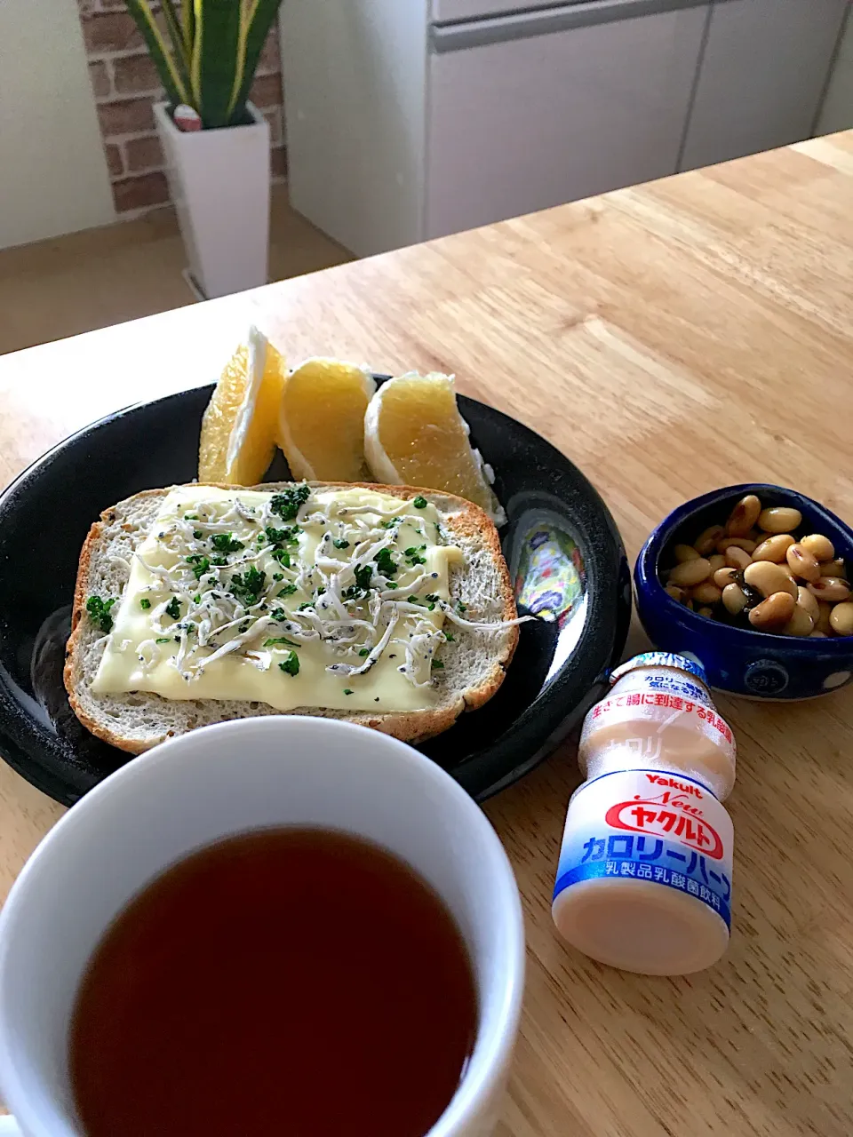 ちりめんチーズトースト、日向夏、大豆煮、Yakult、黒豆ルイボスティーで朝ごパン❣️😊|さくたえさん