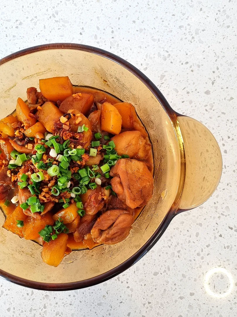 Braised chicken with potato.|Puisung90さん