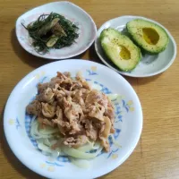 Snapdishの料理写真:プルコギ
アボカド　ハーブソルトがけ
牛蒡とおかひじきの胡麻酢和え|ノムちゃん♪さん