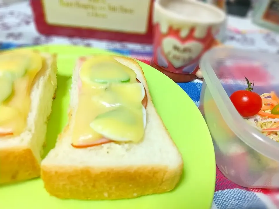 Snapdishの料理写真:冷蔵庫にいた「ハムたまごチーズ」オープンサンド|のりまきさん