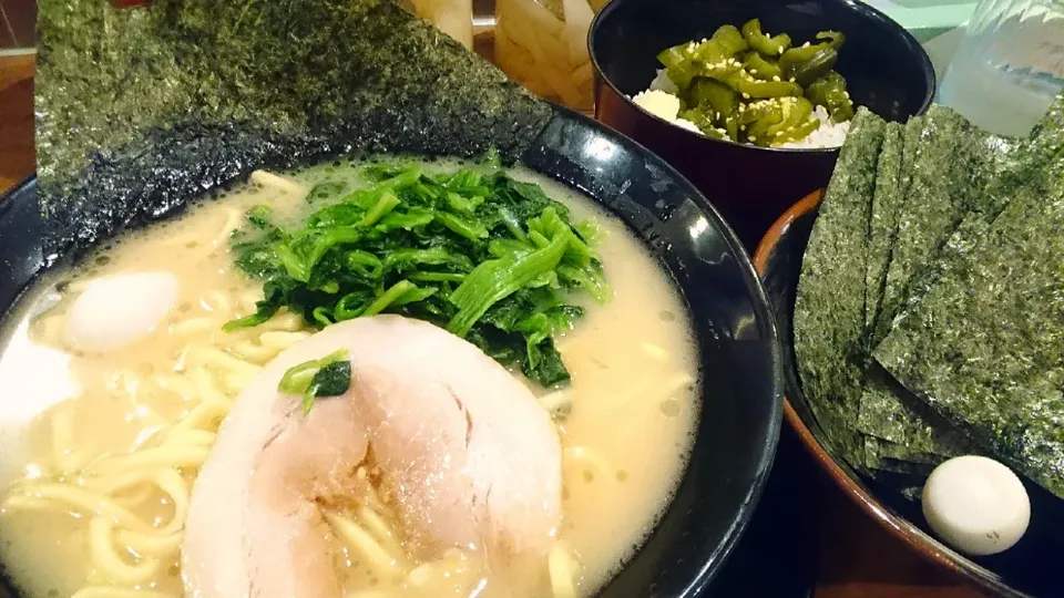 Snapdishの料理写真:【2021年6月創業、6/4まで
オープン記念価格ラーメン500円】
横浜家系ラーメン 晴天家 十条店
ラーメン醤油（通常720円が500円、
麺硬め/味普通/油少なめ）
＋ほうれん草（100円）
＋のり（7枚、100円）
＋ミニライス（平日18時まで無料）
@十条2分
（赤羽から徒歩で26分）
21118|大脇さん