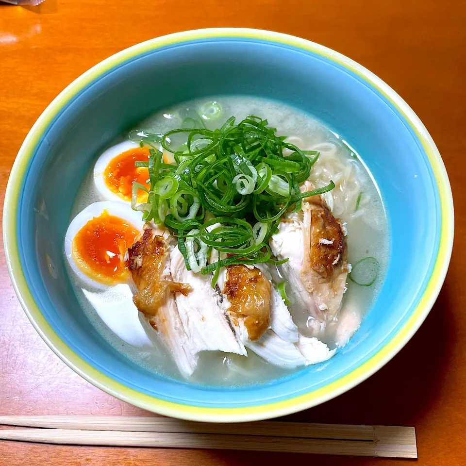 Snapdishの料理写真:ロティサリーチキンのガラでスープ取って、鶏白湯ラーメン♪|久美子さん