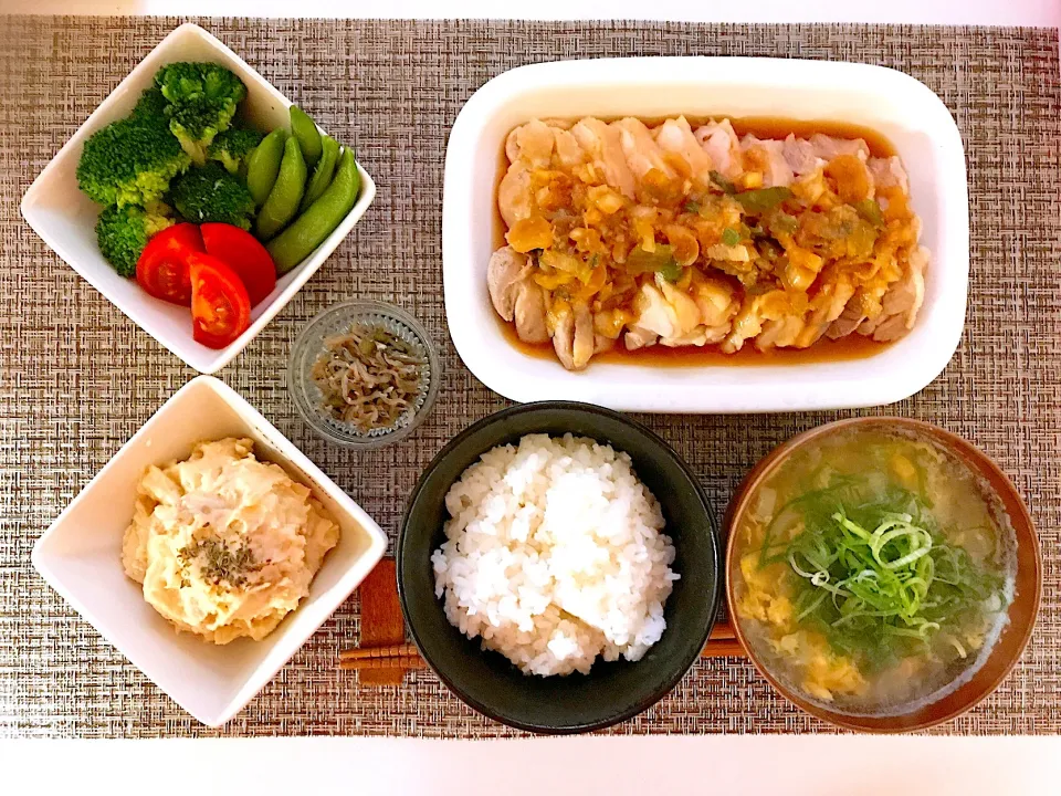 蒸し鶏のニンニク葱ポン酢がけ、納豆ポテサラ、サラダ、鶏スープ、ごはん|keychanさん