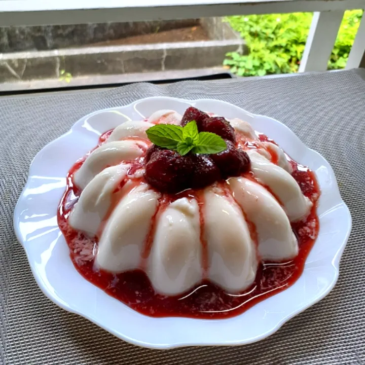 杏仁豆腐の苺赤ワインソース🍓|ゆっこさん