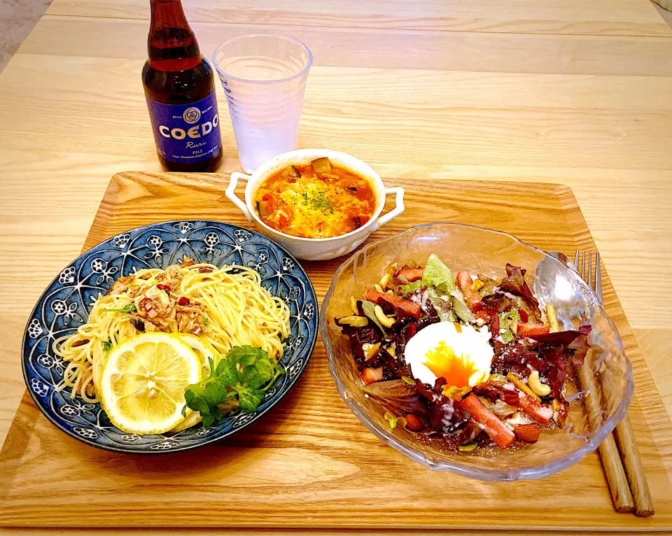 今日の夕食　鯖缶のペペロンチーノ　ベーコンとナッツと温玉のシーザーサラダ　野菜たっぷりミネストローネ風スープ|ふわ猫はなちゃんさん