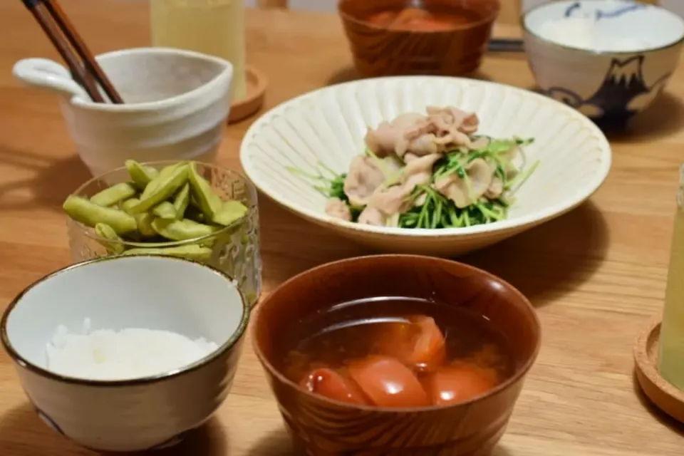 豆苗と豚バラのおだし炒め&トマトの赤だし味噌汁|うにんぱすさん