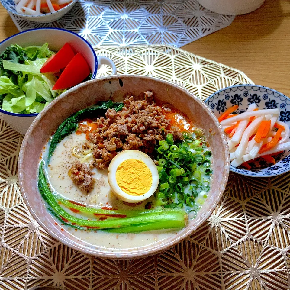 坦々麺、大根とにんじんの甘酢漬け、サラダ|ツインうさぎさん