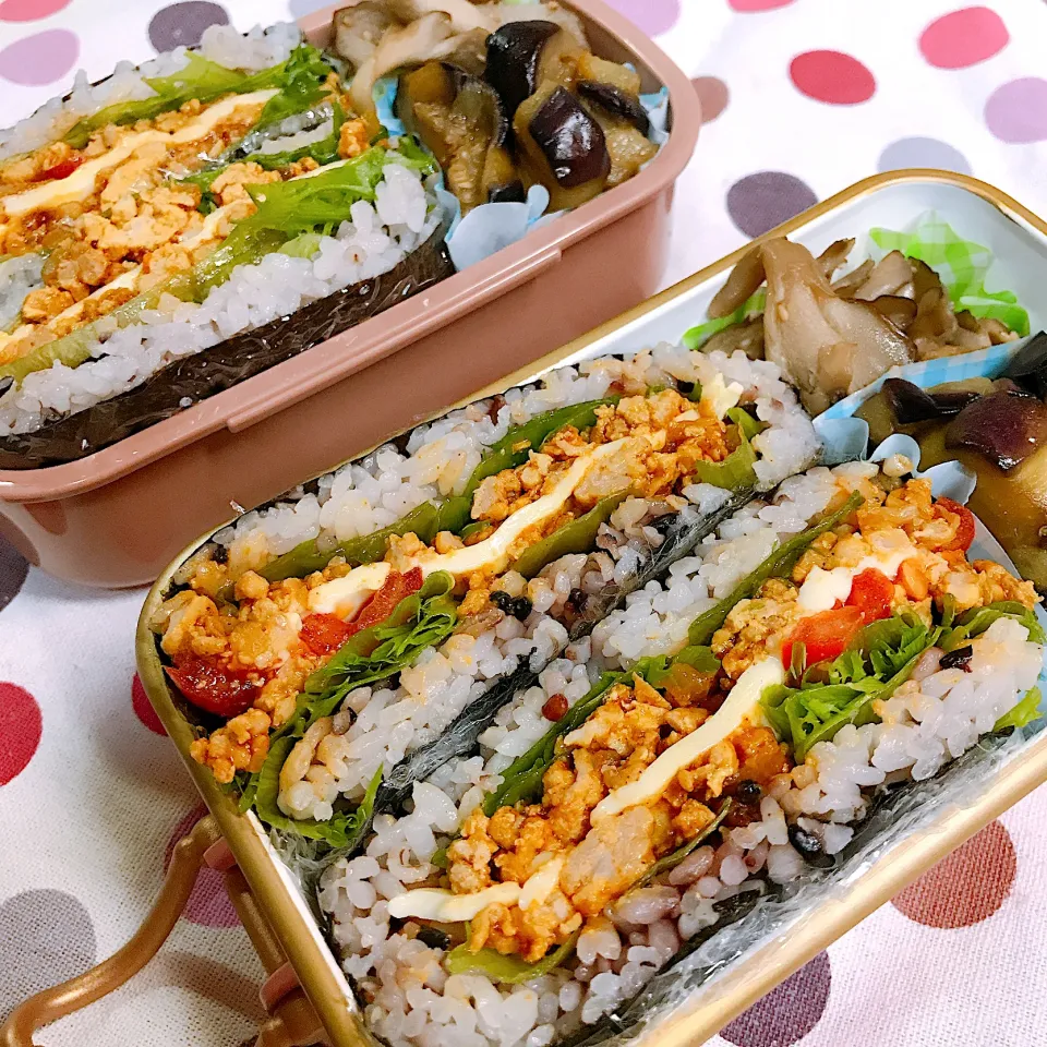 タコライス風おにぎらず♡なすのめんつゆバター焼き♡まいたけと油揚げの甘辛炒め♡|まゆかさん