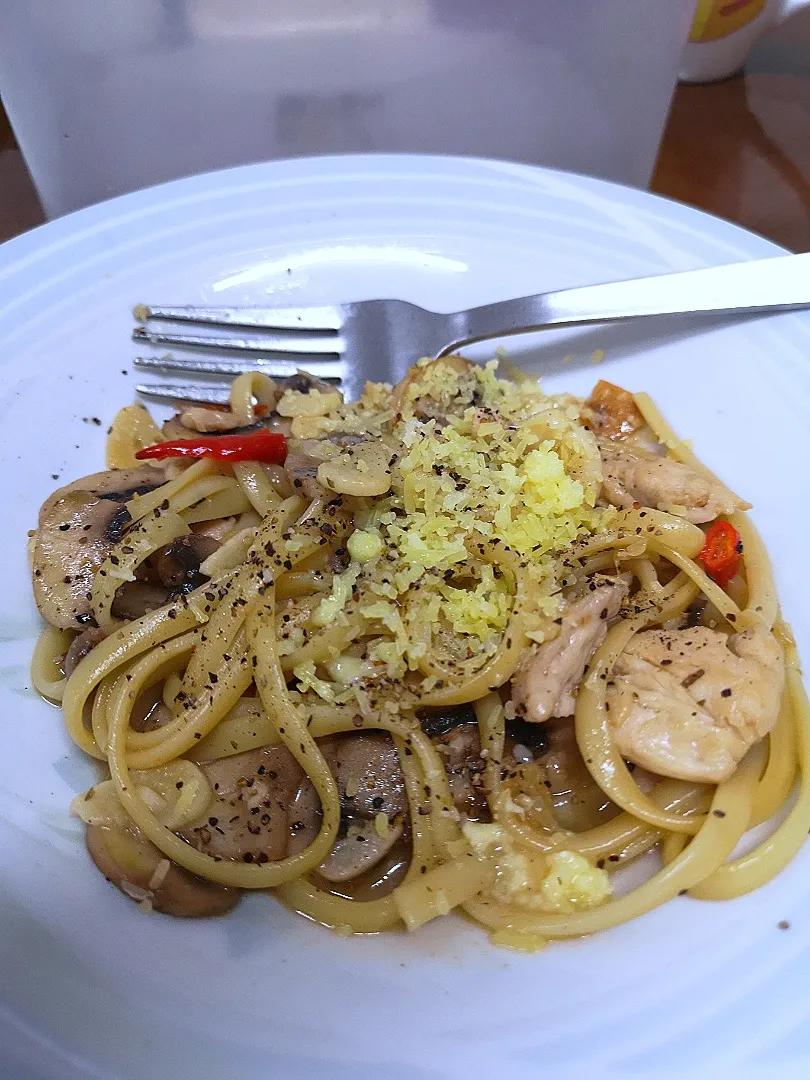 Snapdishの料理写真:陈大妈 linguini chicken mushroom aglio olio 😋|Apple Tanさん