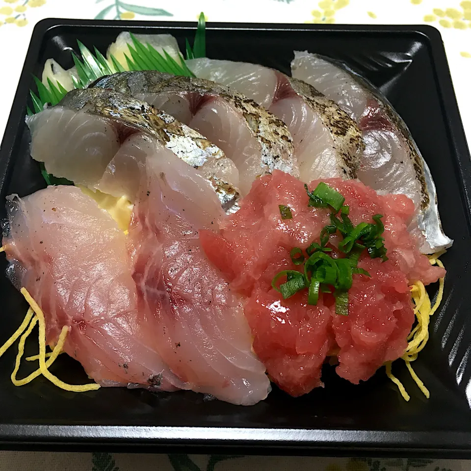 Snapdishの料理写真:炙りサゴシ・黒ムツ・ネギトロ丼|こいちさん