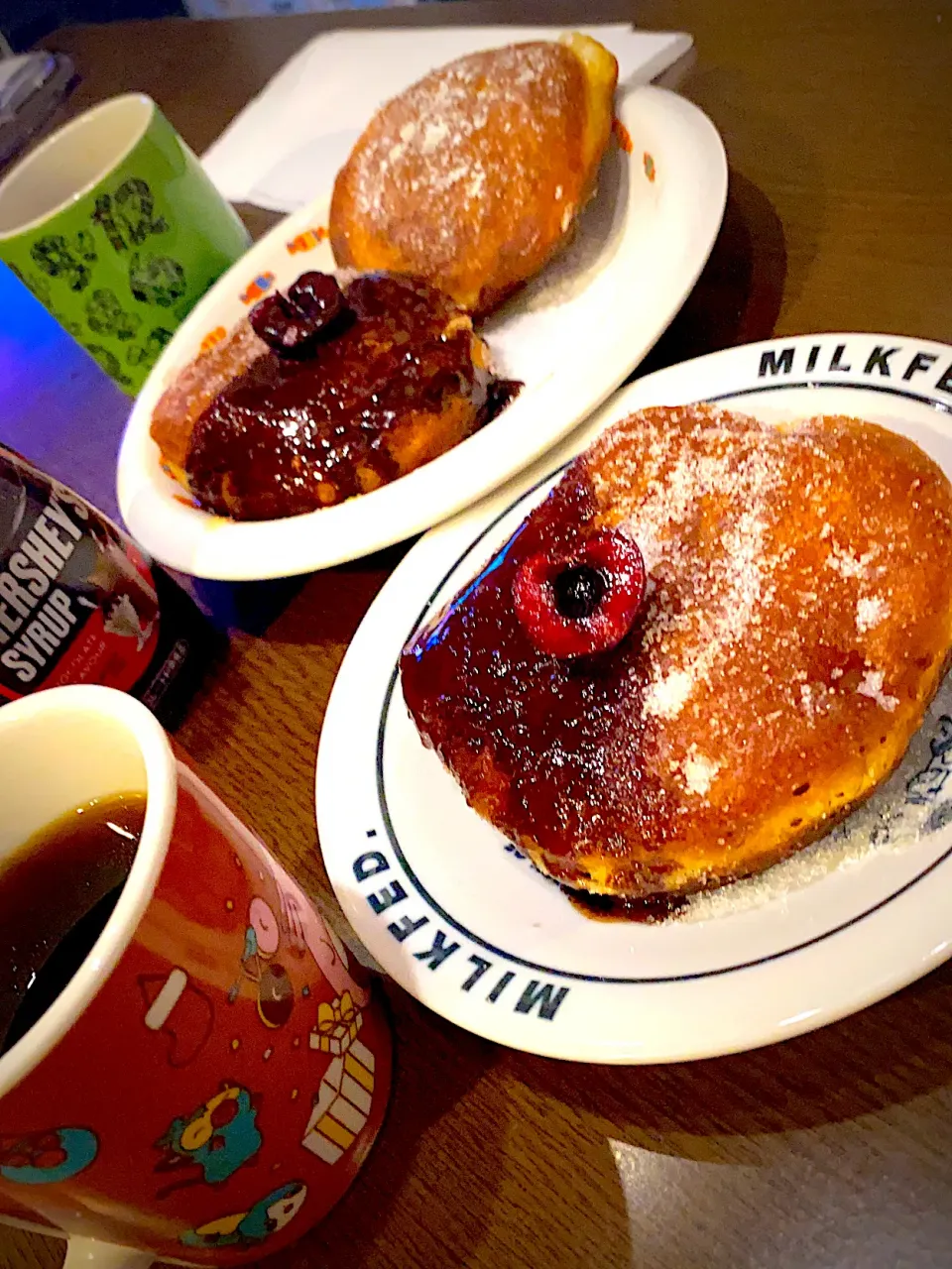 揚げミルクドーナツ🍩　パウダーシュガー　チョコレートソース　アメリカンチェリー🍒　コーヒー☕️|ch＊K*∀o(^^*)♪さん