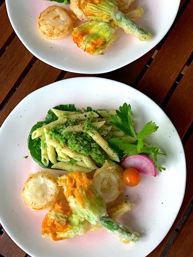花ズッキーニと新玉ねぎのフリット ピーマンジェノベーゼのパスタ コンコンたぬき Snapdish スナップディッシュ Id 5kirna
