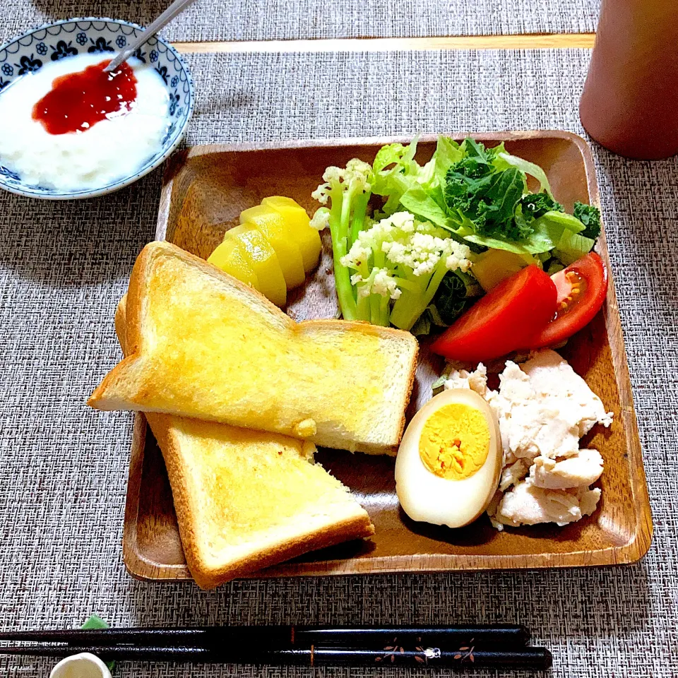 チキンサラダで朝食|ツインうさぎさん