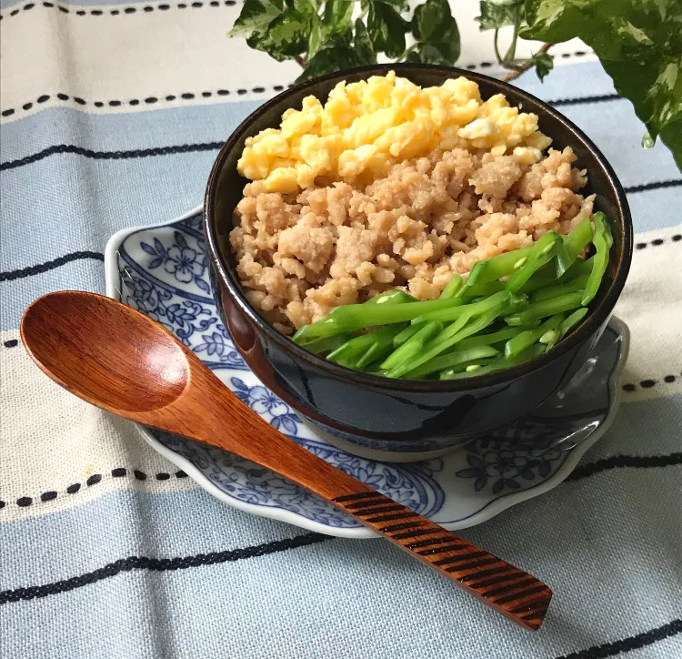 Snapdishの料理写真:🌿欲張りな3色丼🌿白飯じゃなくて色々混ぜた混ぜ寿司にトッピングの贅沢仕様🌿|Hollyさん