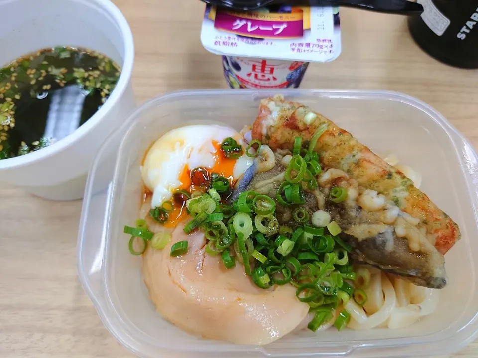 ★今日のお弁当★
❇️ぶっかけうどん
(茄子の天麩羅　竹輪の磯辺揚げ　叉焼　温玉)|☆Chieco☆さん