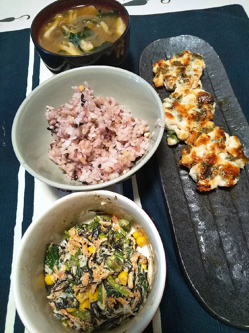 Snapdishの料理写真:今日のお昼ごはん
※鶏むね肉と大葉のゴロゴロつくね
※具だくさんサラダ
※キノコとワカメのお味噌汁
※雑穀ご飯|れあMIXさん