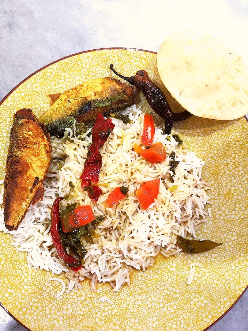 Comfort food
Hubby requested for comfort food. Got his 1st dose of Pfizer vaksin today. 😊
Basmati rice, papadam, Indian chili, Rasem and fried Kembong fish.|Raswan Kaurさん