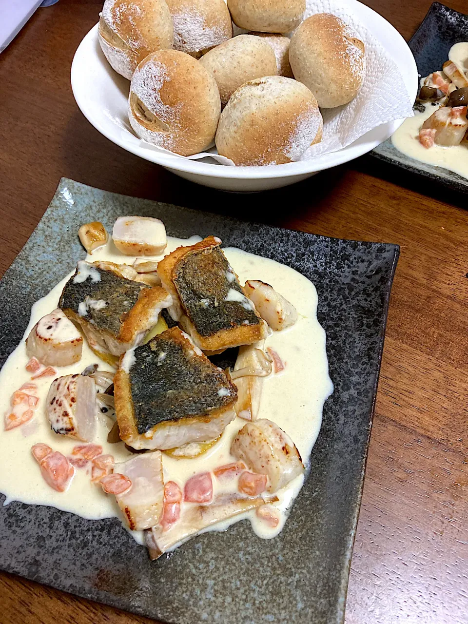 スズキのポワレ　白ワインソースと自家製パン🥖|長さんさん