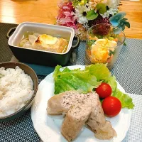 Snapdishの料理写真:ハーブソーセージ 生春巻き
オニオンスープ
サラダ|peacefulさん