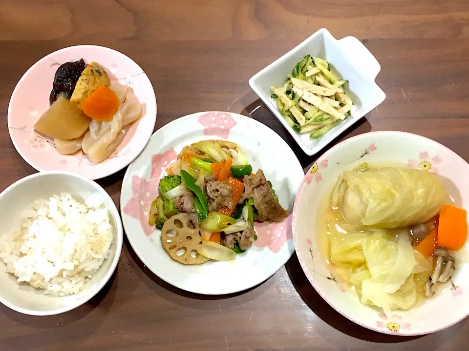 牛肉と野菜の甘辛炒め ロールキャベツのスープ きゅうりとサラダチキンの胡麻和え 煮物|おさむん17さん