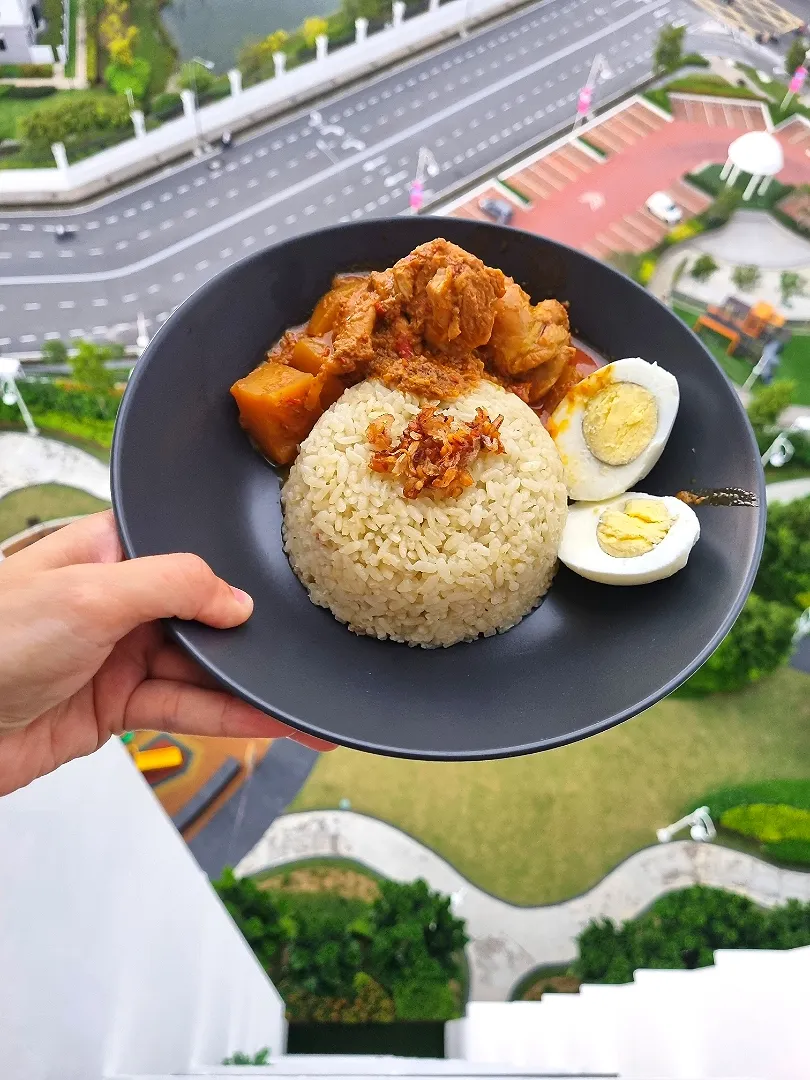 Nasi lemak with rendang chicken.|Puisung90さん